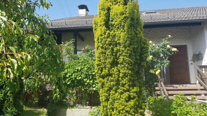 Wohnhaus mit Garage und Traumhaften Garten bei Kronach
